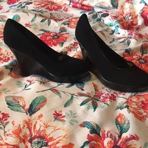 Black wedge